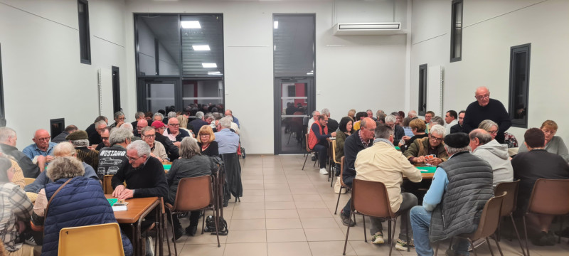 Les tables de belote dans une salle pleine