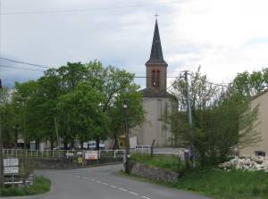 Le coeur du village — Vue du cœur de village et de l'église St Pierre en arrivant de Blaye-les-Mines