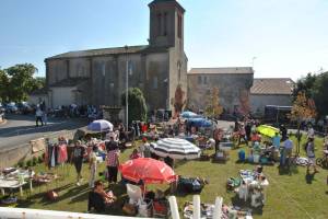 Stands côté mairie — L'église et les chineurs sous le soleil