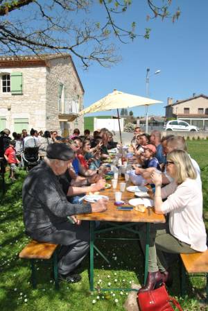 la tablée — Le soleil cogne un peu, mais la bonne humeur est là !
