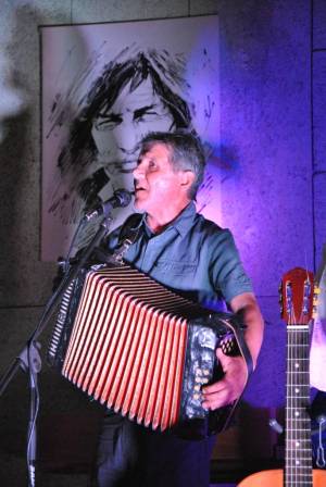 Notre chanteur accordéoniste