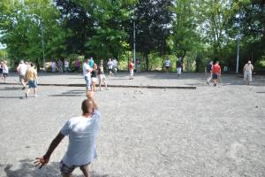 Les pétanqueurs — La concentration palpable des joueurs