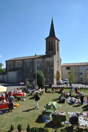 Stands sur le terrain en herbe — L'honorable église Saint Pierre veille sur les affaires !