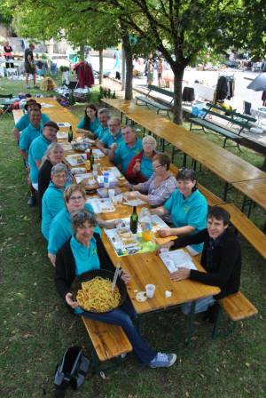 Les bénévoles passent à table ! — Après avoir préparé les plateaux-repas à destination du public, les bénévoles méritent bien une petite pause ! Remarquez nos nouveaux et magnifiques t-shirt made in FLEP !!