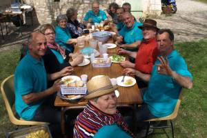 les bénévoles du flep passent enfin à table — Un repas bien mérité !