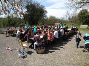 Le repas au soleil 1 — Une belle tablée